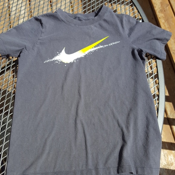 2 Boys Nike shirts size Small (little boys 6-8) - Picture 6 of 8